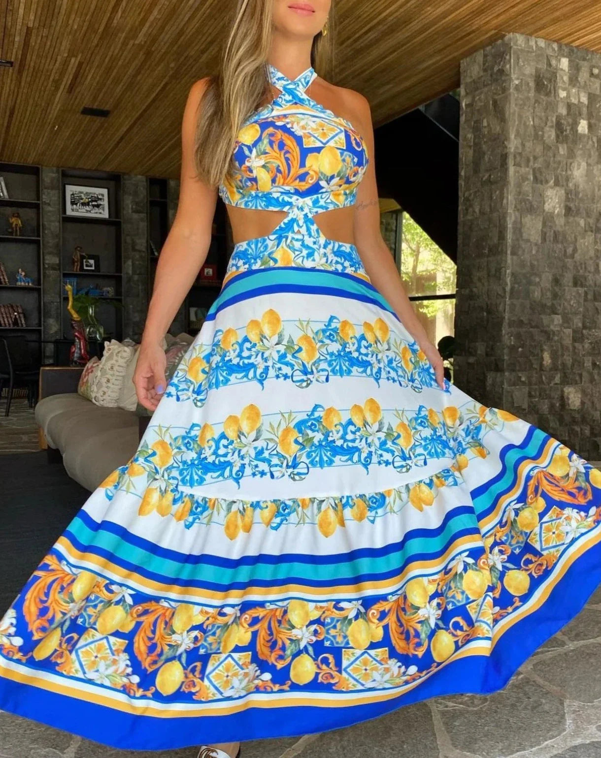 Vestido con recortes y amarração en el cuello AR287