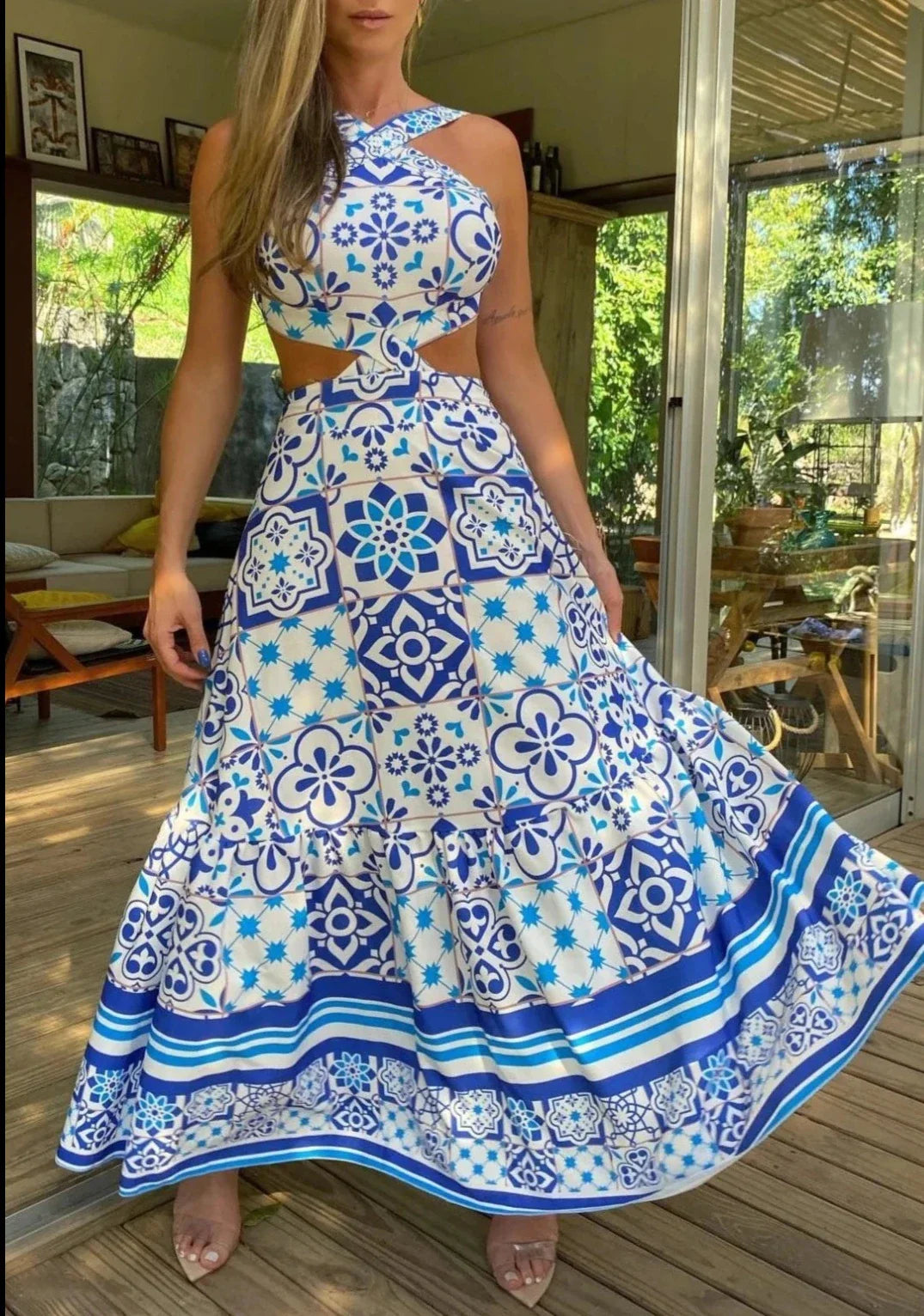 Vestido con recortes y amarração en el cuello AR287