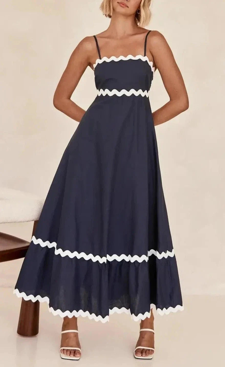 Vestido midi con aplicación de suaves ondas AR275